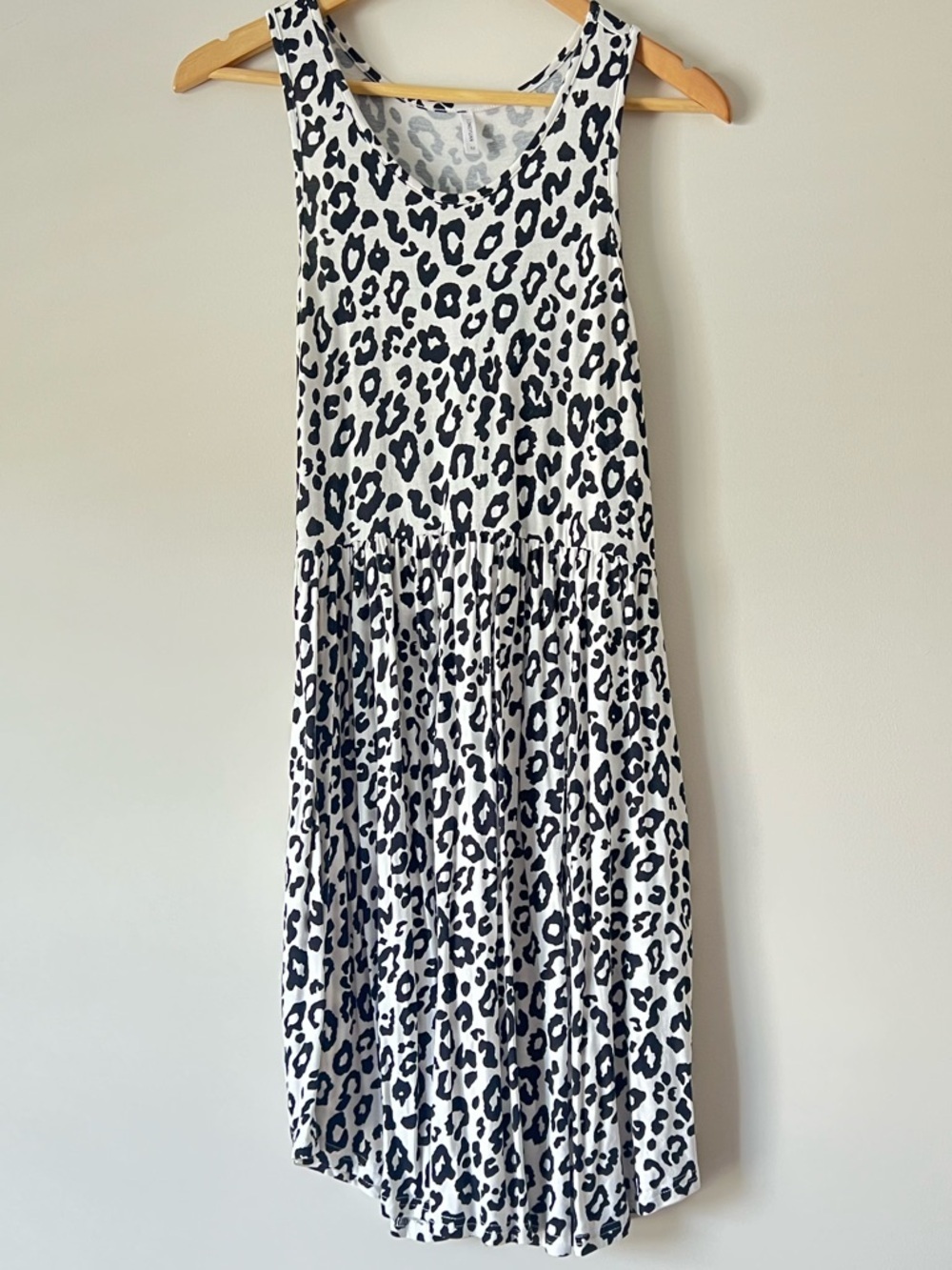 Black and White Leopard-Print Sleeveless Midi Dress with Pockets